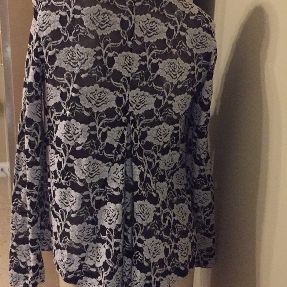 FRENCHIE CARDIGAN WITH  FLORAL DESIGN SIZE S.🌹 - Picture 6 of 8